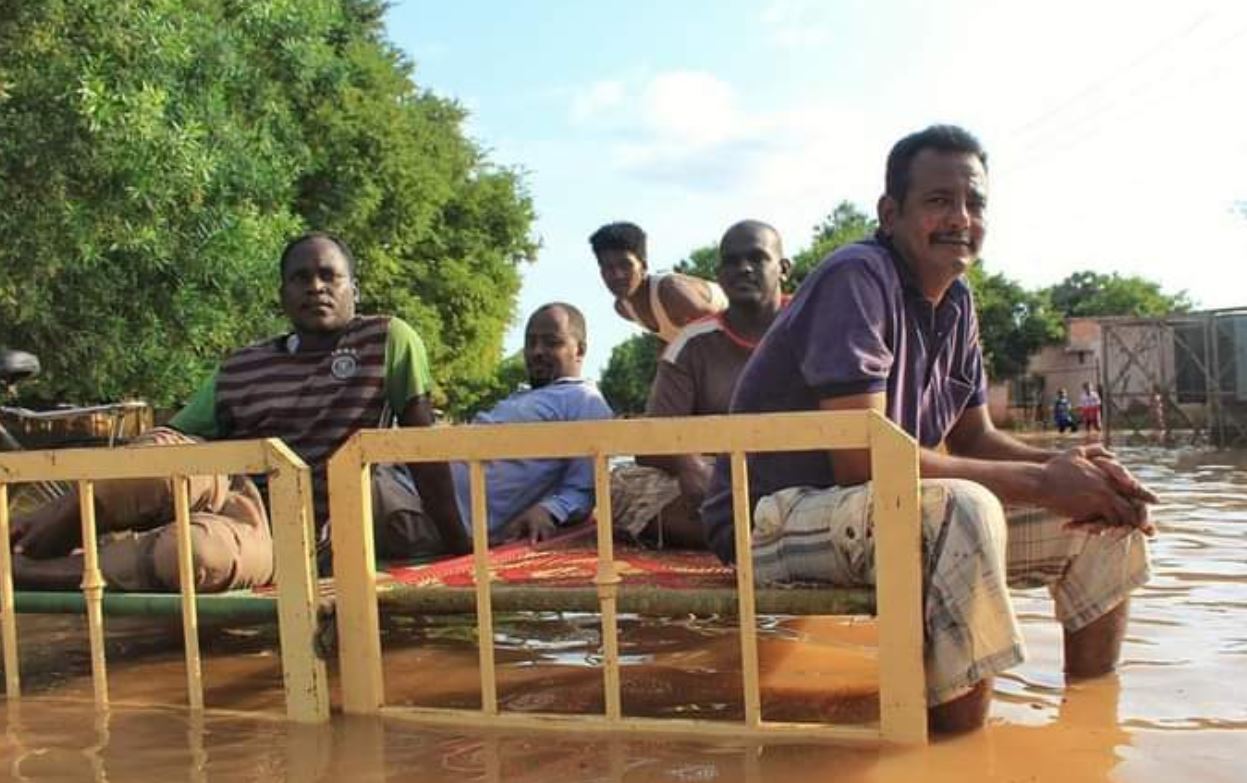 سودانيون وسط مياه الفيضانات