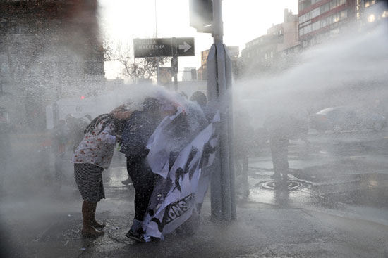 الشرطة تستخدم خراطيم المياه لتفريق الاحتجاجات