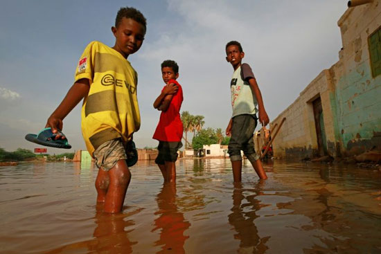 أطفال السودان يواجهون السيول