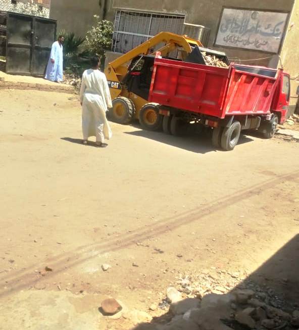 ردم بركة المياه أسفل عقارين بعد تعدد شكاوى ألاهالى بكوم أمبو   (1)