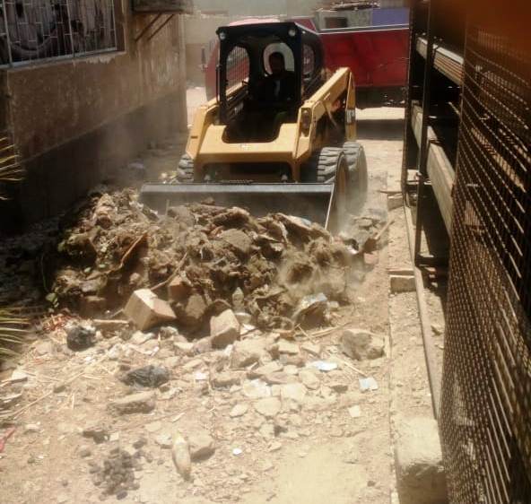 ردم بركة المياه أسفل عقارين بعد تعدد شكاوى ألاهالى بكوم أمبو   (3)