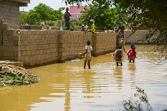 الأطفال يلعبون رغم الفيضان