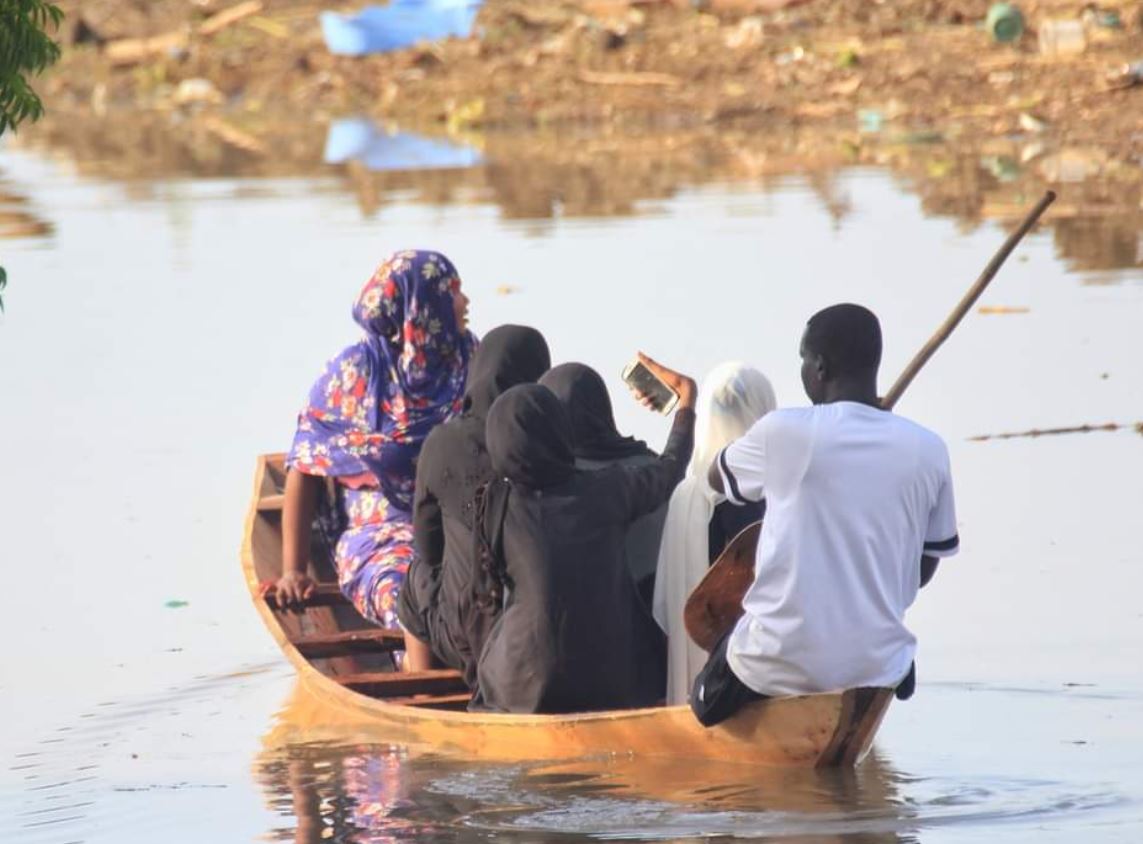 أسرة سودانية تهرب من الفيضانات