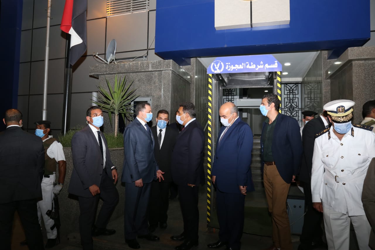 وزير الداخلية يتفقد الحالة الأمنية بالقاهرة والجيزة  (6)