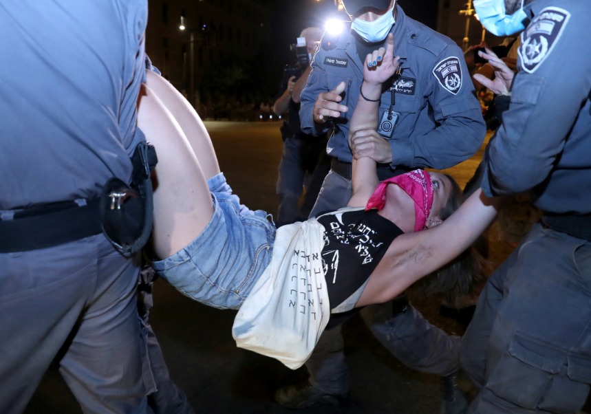 اعتقال فتاة خلال الاحتجاجات