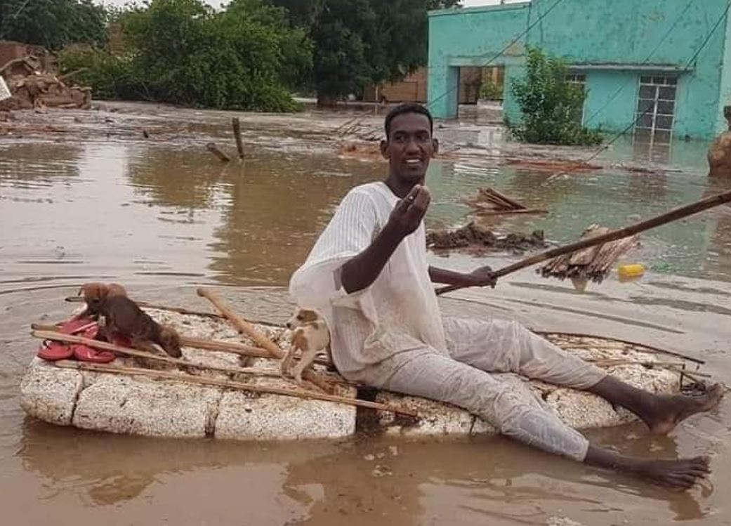 سوداني وسط مياه الفيضانات