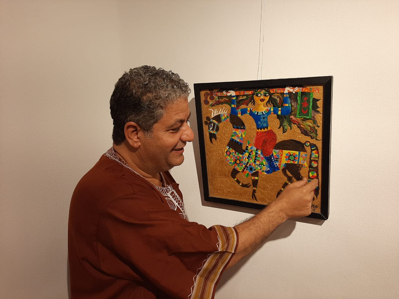 السيناريست سيد فؤاد أمام إحدي لوحات معرض مجدي نجيب