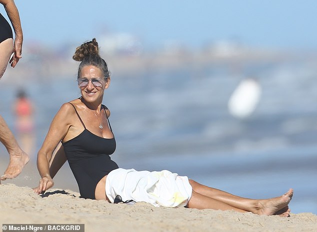 سارة باركر اثناء استمتاعها على الشاطىء