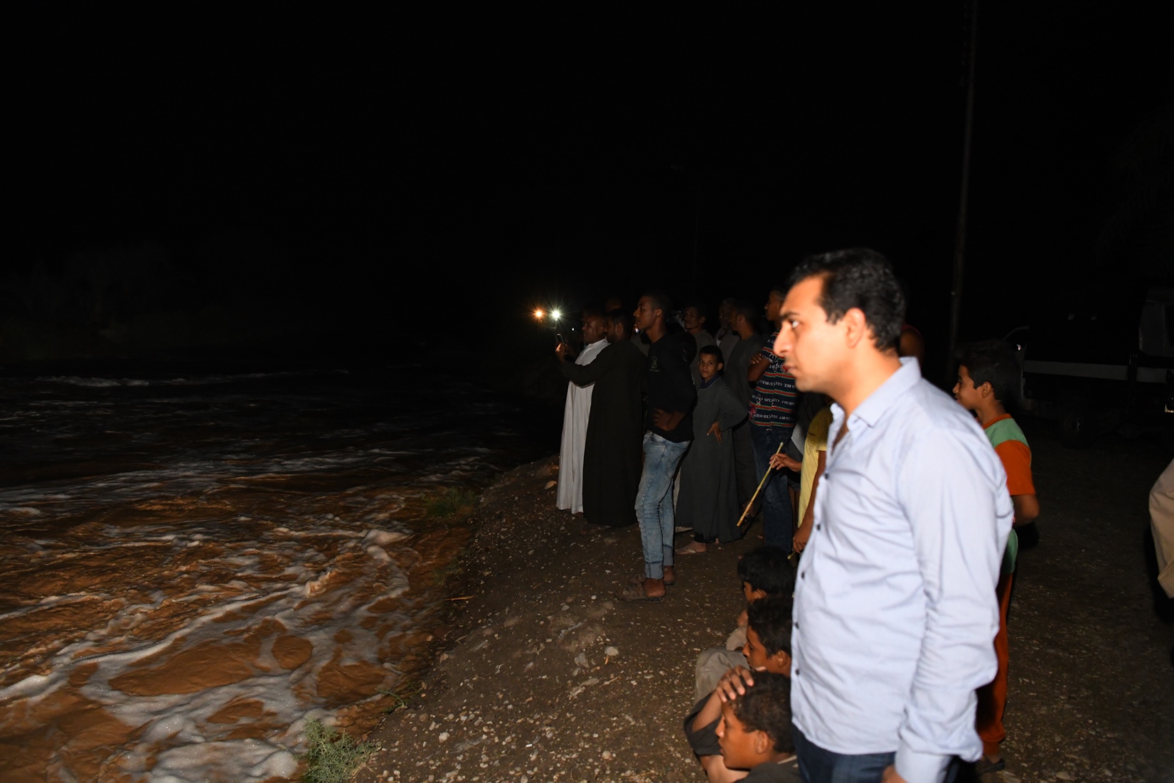 نائب محافظ قنا والسكرتير العام يتابعان سريان مياه الأمطار بترعة المخادمة (9)