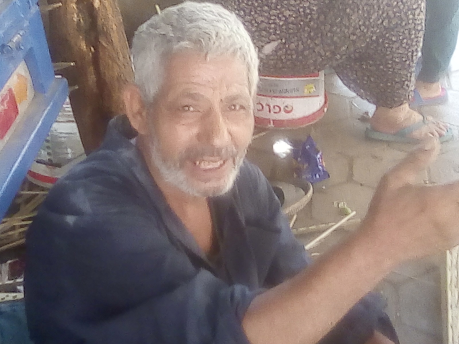عبد التواب جميل أقدم صنايعى للأقفاص من جريد النخل فى المنيا  (10)