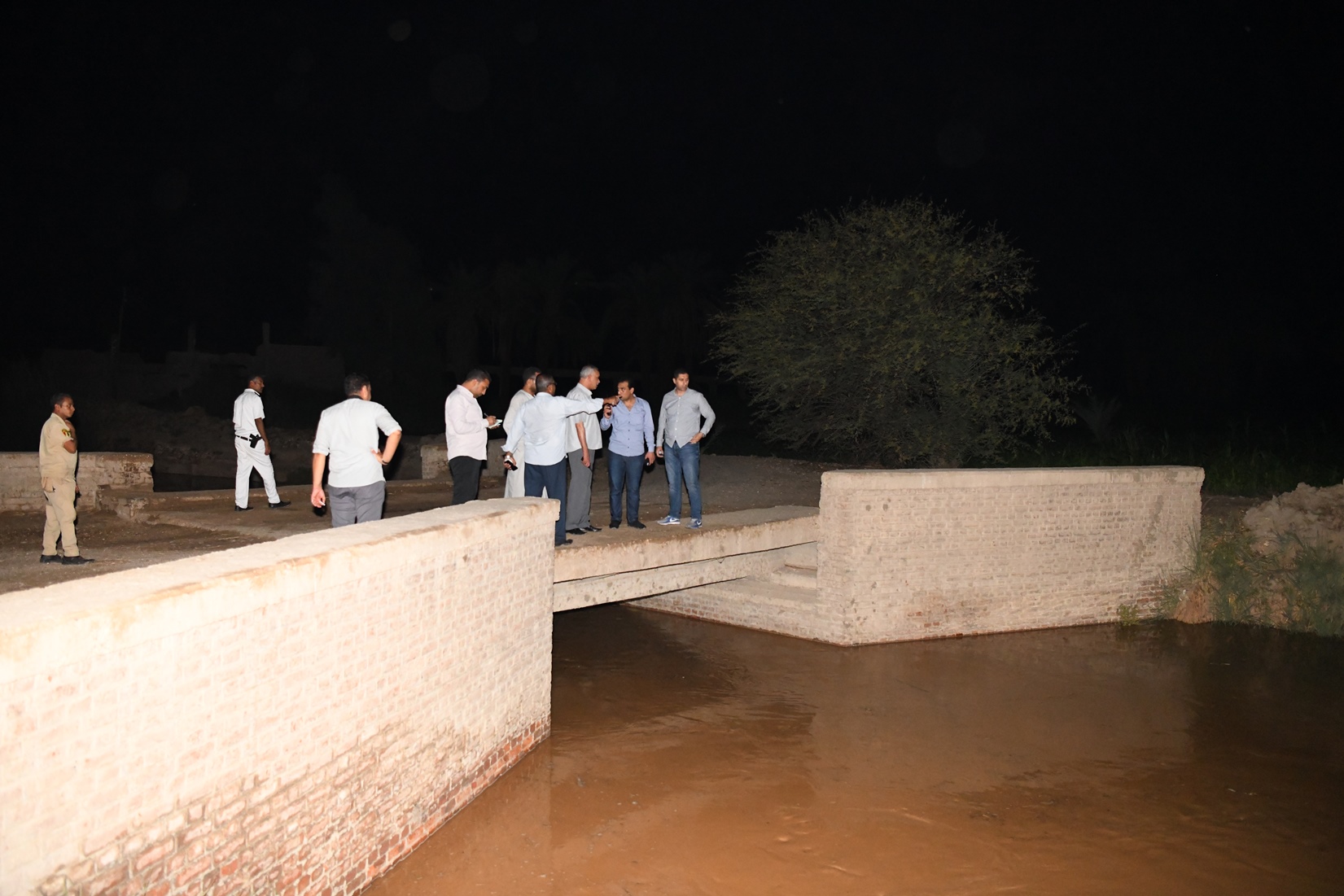 نائب محافظ قنا والسكرتير العام يتابعان سريان مياه الأمطار بترعة المخادمة (4)