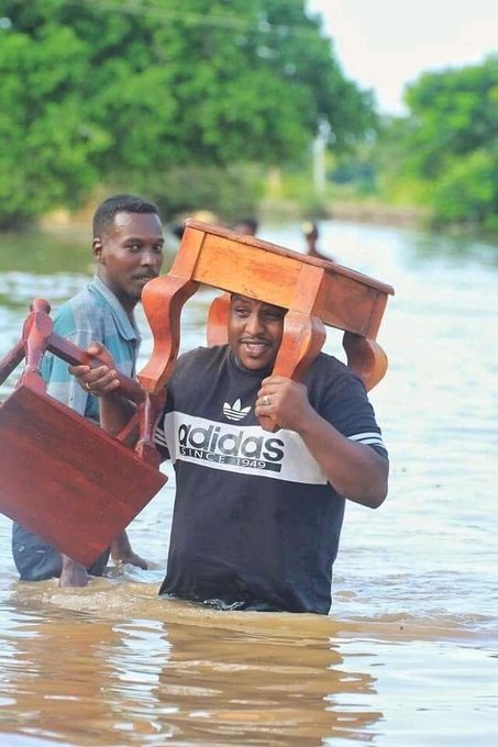 سودانيون ينقذون أغراضهم