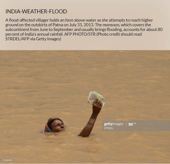 صورة سيدة وسط مياه الفيضانات في الهند عام 2013