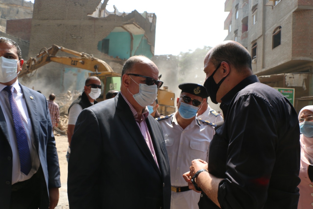 محافظ القاهرة يشرف على أعمال إزالة المناطق العشوائية (3)