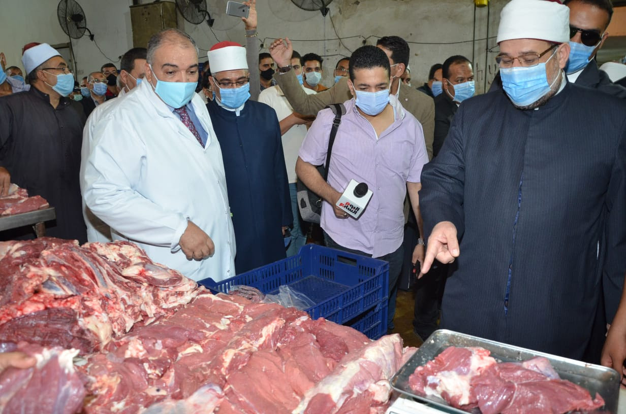 وزير الأوقاف يشرح لمحرر اليوم السابع مراحل تقطيع وتعبئة اللحوم