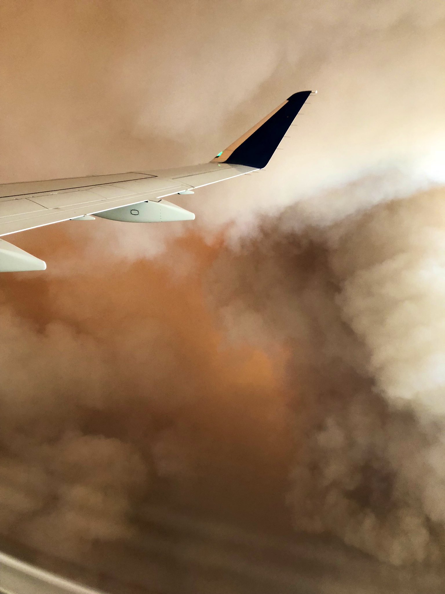 سحب الدخان الرمادية فوق سماء كاليفورنيا مع استمرار حرائق الغابات (1)