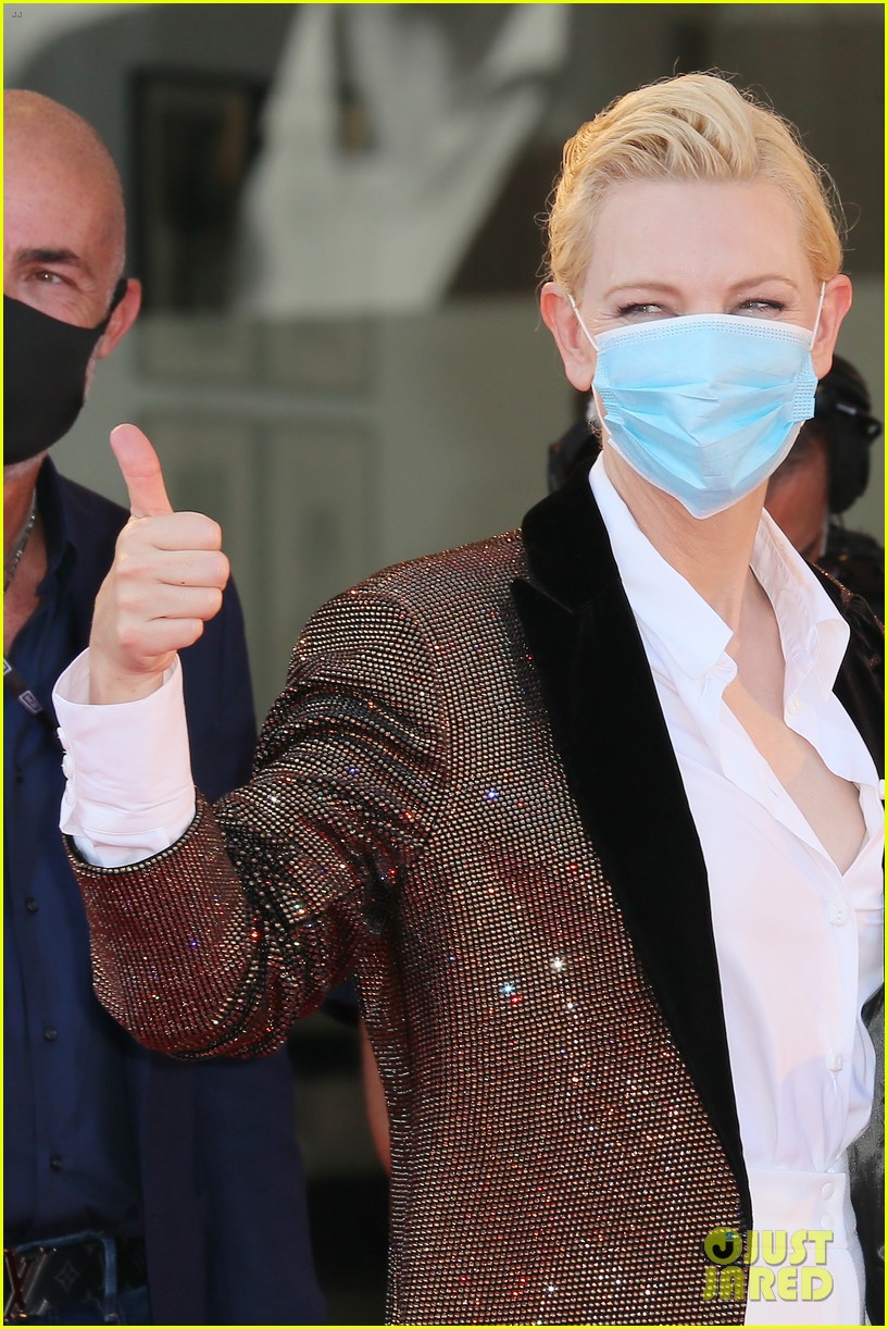 cate-blanchett-spakling-blazer-venice-film-festival-02