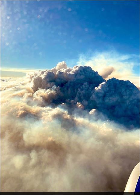 سحب الدخان الرمادية فوق سماء كاليفورنيا مع استمرار حرائق الغابات (4)
