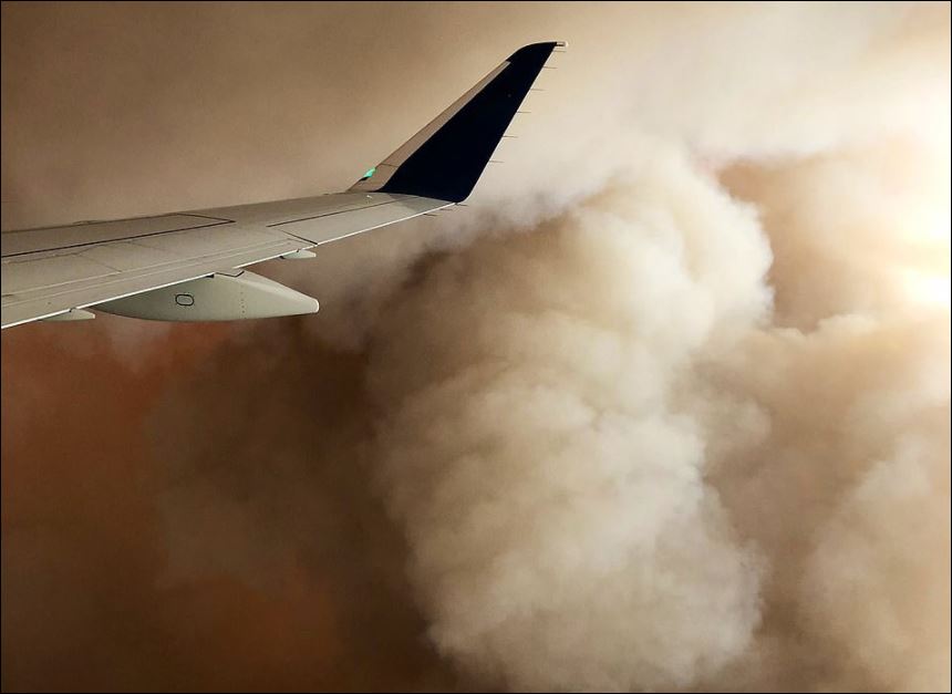 سحب الدخان الرمادية فوق سماء كاليفورنيا مع استمرار حرائق الغابات (2)