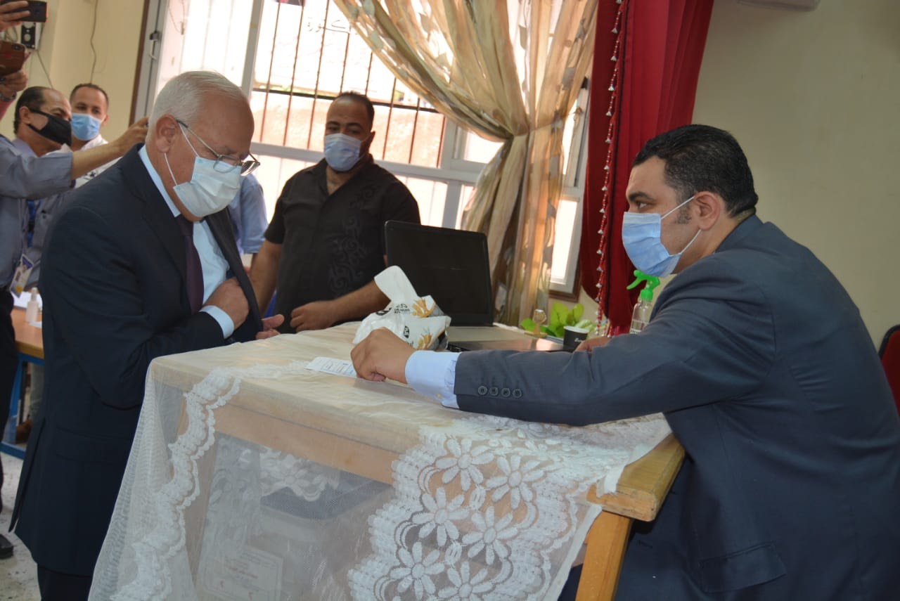 محافظ بورسعيد يدلى بصوته فى انتخابات الإعادة لمجلس الشيوخ (6)