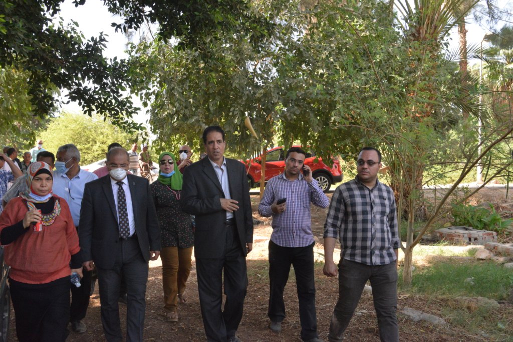 بدء تشغيل خط إنتاج لبيع الزيوت النباتية وانفراد جامعة أسيوط بزراعة أشجار الكسافا بالصعيد (2)