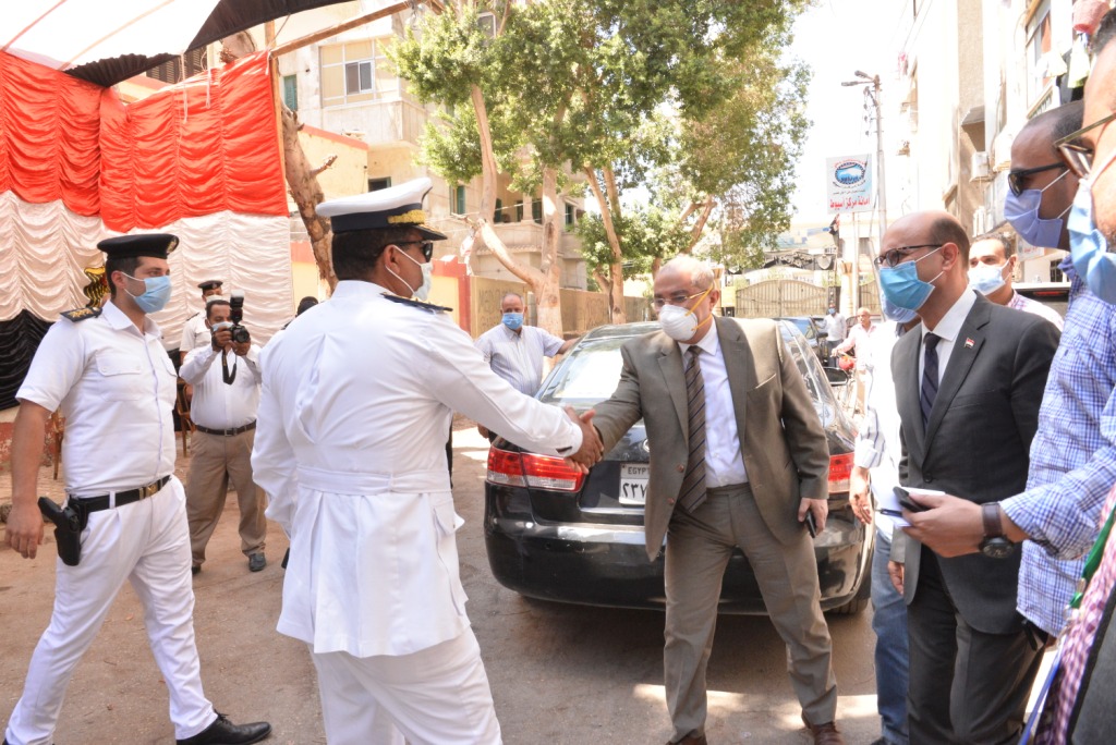 رئيس جامعة أسيوط يصافح احد القيادت الأمنية