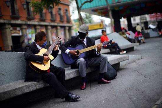 الفرقة تعزف بشوارع المكسيك