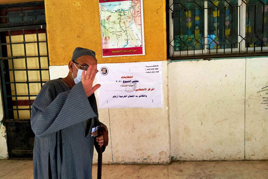 طوابير لكبار السن والسيدات فى انتخابات الإعادة بالشيوخ فى كفر الشيخ (6)