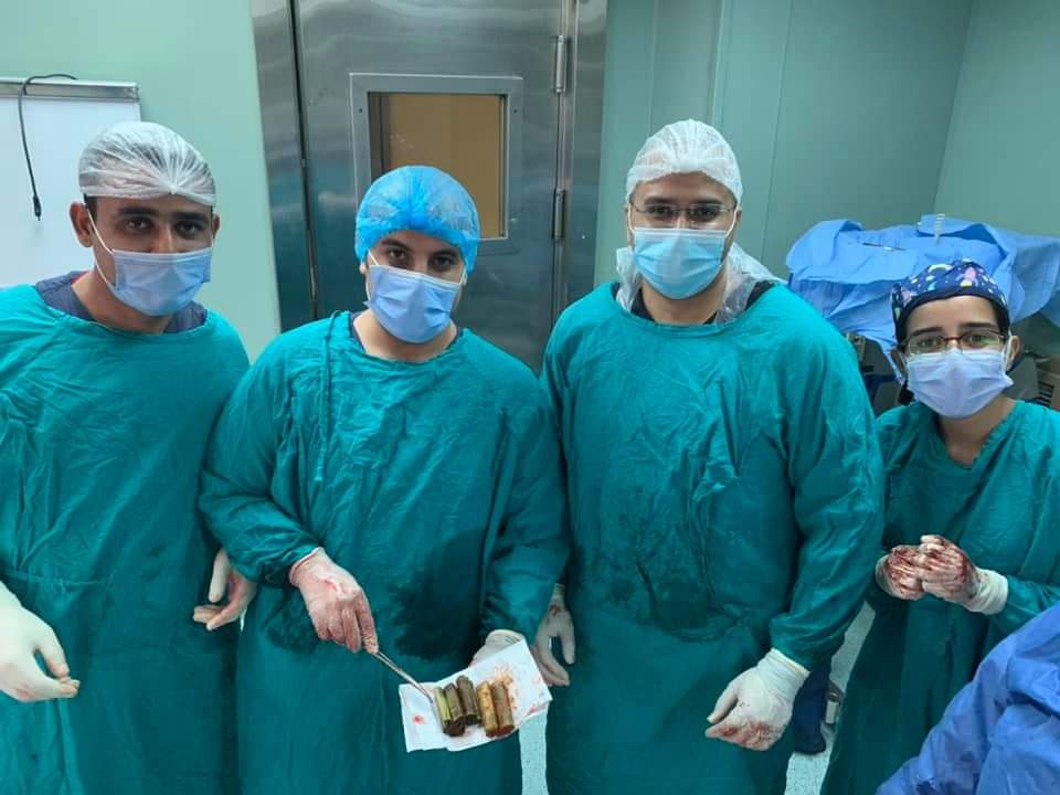 طبيب مصري يتحدث عن عمليات جراحية لاستخراج أجسام غريبة من بطون المرضي