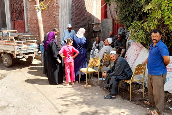 طوابير لكبار السن والسيدات فى انتخابات الإعادة بالشيوخ فى كفر الشيخ (8)
