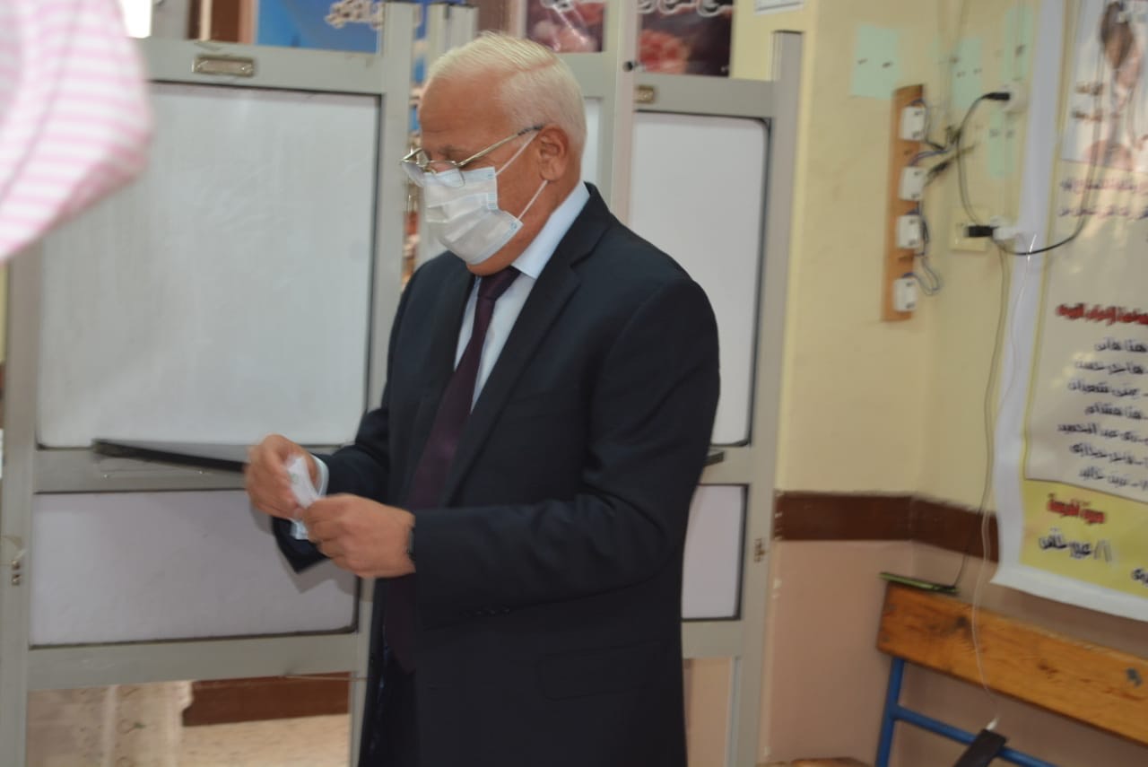 محافظ بورسعيد يدلى بصوته فى انتخابات الإعادة لمجلس الشيوخ (2)