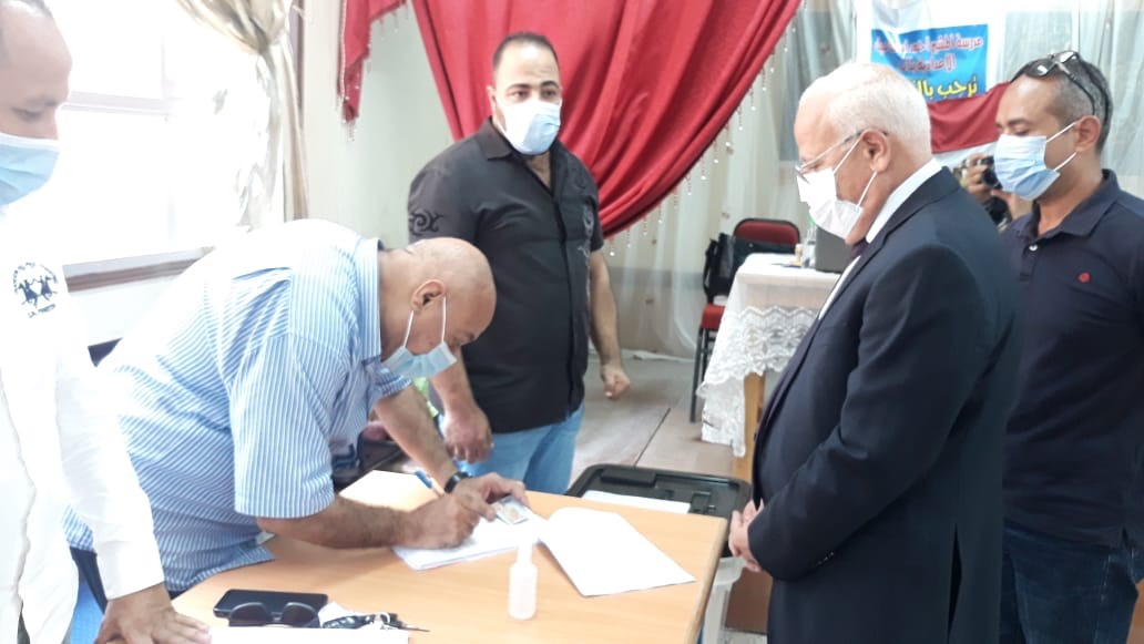 محافظ بورسعيد يدلى بصوته فى انتخابات الإعادة لمجلس الشيوخ (1)