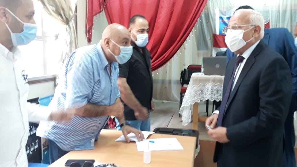 محافظ بورسعيد يدلى بصوته فى انتخابات الإعادة لمجلس الشيوخ (4)