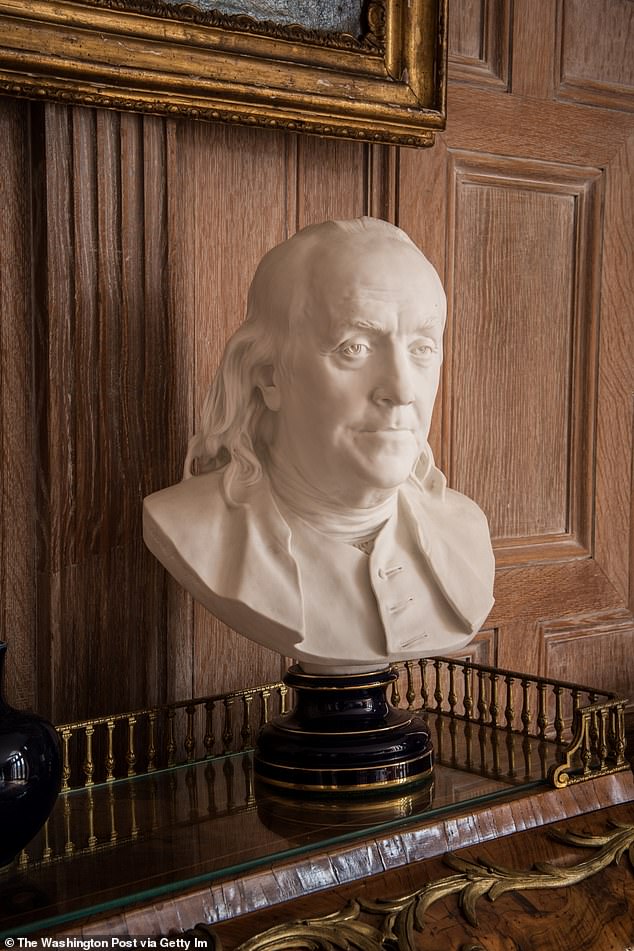 32855976-8704345-A_bust_of_Benjamin_Franklin_pictured_inside_the_residence_in_201-a-9_1599475548414