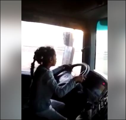 طفلة تقود سيارة نقل  (1)