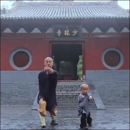 طفل صيني 3 سنوات يمارس الكونج فو بمرونة فائقة  (1)