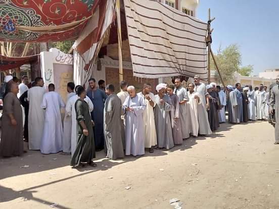 طوابير أمام لجان قرية حجازة بقنا للتصويت بالانتخابات