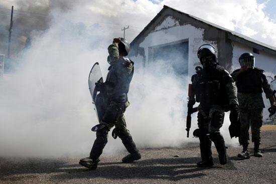 قوات الشرطة المكسيكية تواجه عنف المتظاهرين بقنابل الغاز