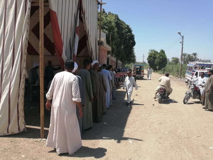 طوابير أمام لجان قرية حجازة بقنا للتصويت في إنتخابات الشيوخ
