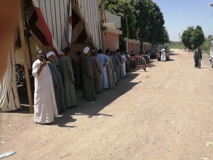 طوابير أمام لجان قرية حجازة بقنا للتصويت فى انتخابات الشيوخ
