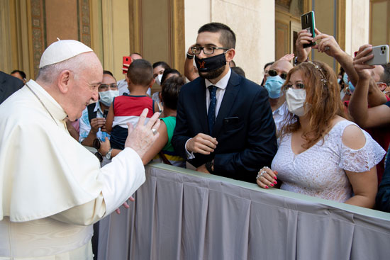 الحضور حرصوا على ارتداء الكمامات.. بينما تجاهلها البابا