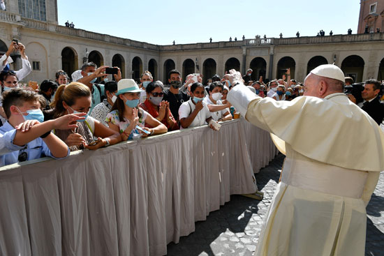 تحية من البابا لرعايا الكنيسة بساحة القديس بطرس