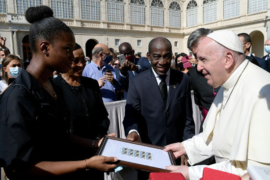 البابا فرنسيس يتلقى الهدايا
