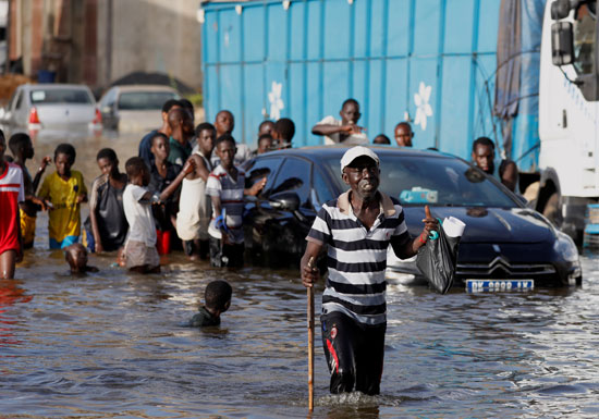 معاناة الأهالى فى السنغال بسبب تساقط مياه الأمطار