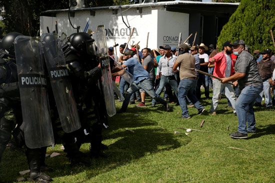 اشتباكات عنيفة بين المتظاهرين والشرطة فى المكسيك
