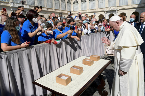 البابا بدون كمامة يبارك عدد من المقتنيات