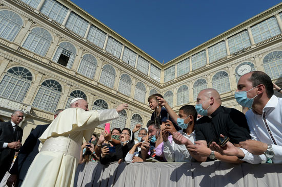 البابا يبارك طفلا