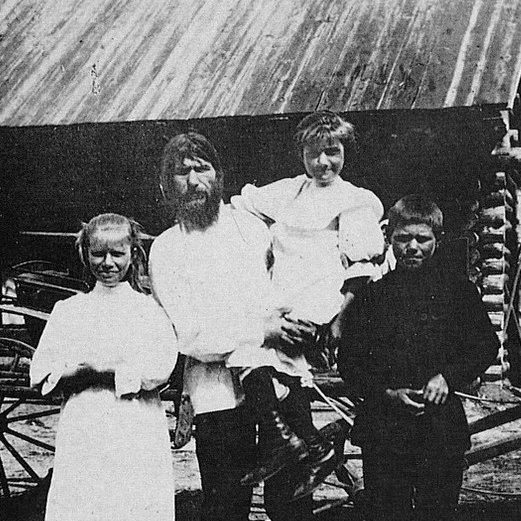 راسبوتين وأطفاله الثلاثة ماتريونا وفارفارا وديمتري.