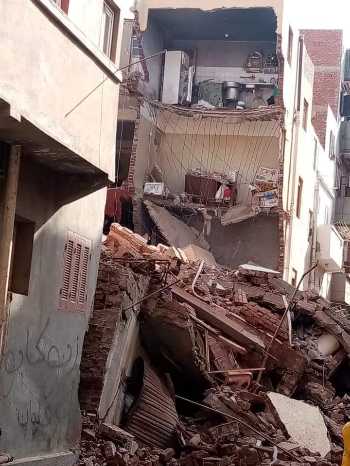 جانب من محتويات المنزل المنهار