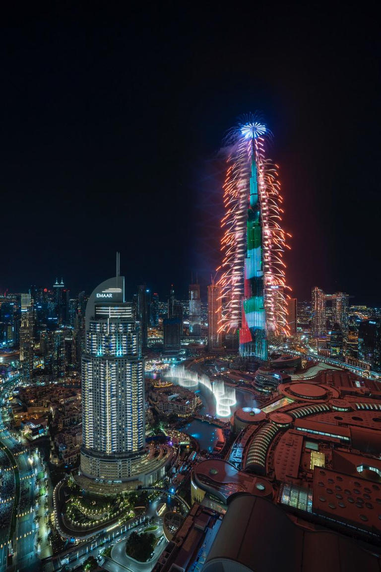 احتفال ضخم بالألعاب النارية فى برج خليفة برأس السنة فى دبى (1)